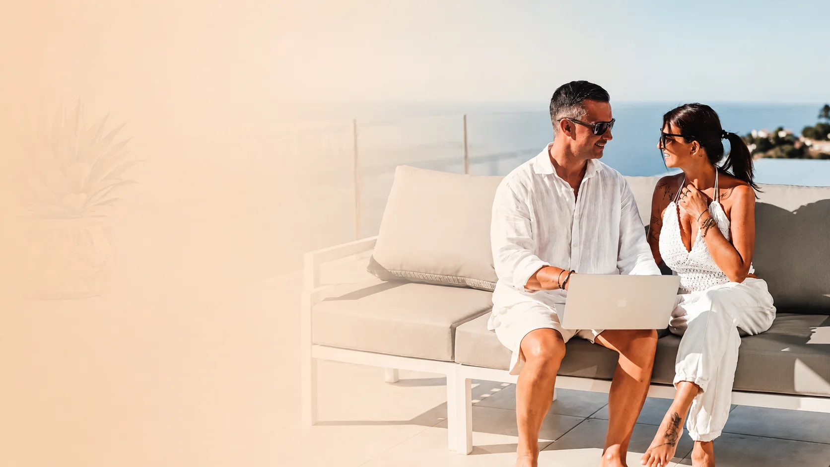 ModelHub – Paar am Laptop mit Meerblick