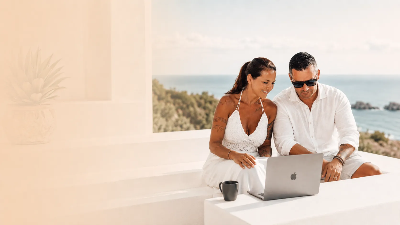 ModelHub – Paar am Laptop mit Meerblick
