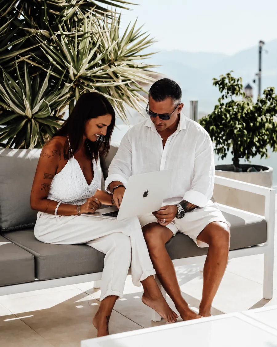 Das ModelHub-Team beim Aufbau einer Model-Website