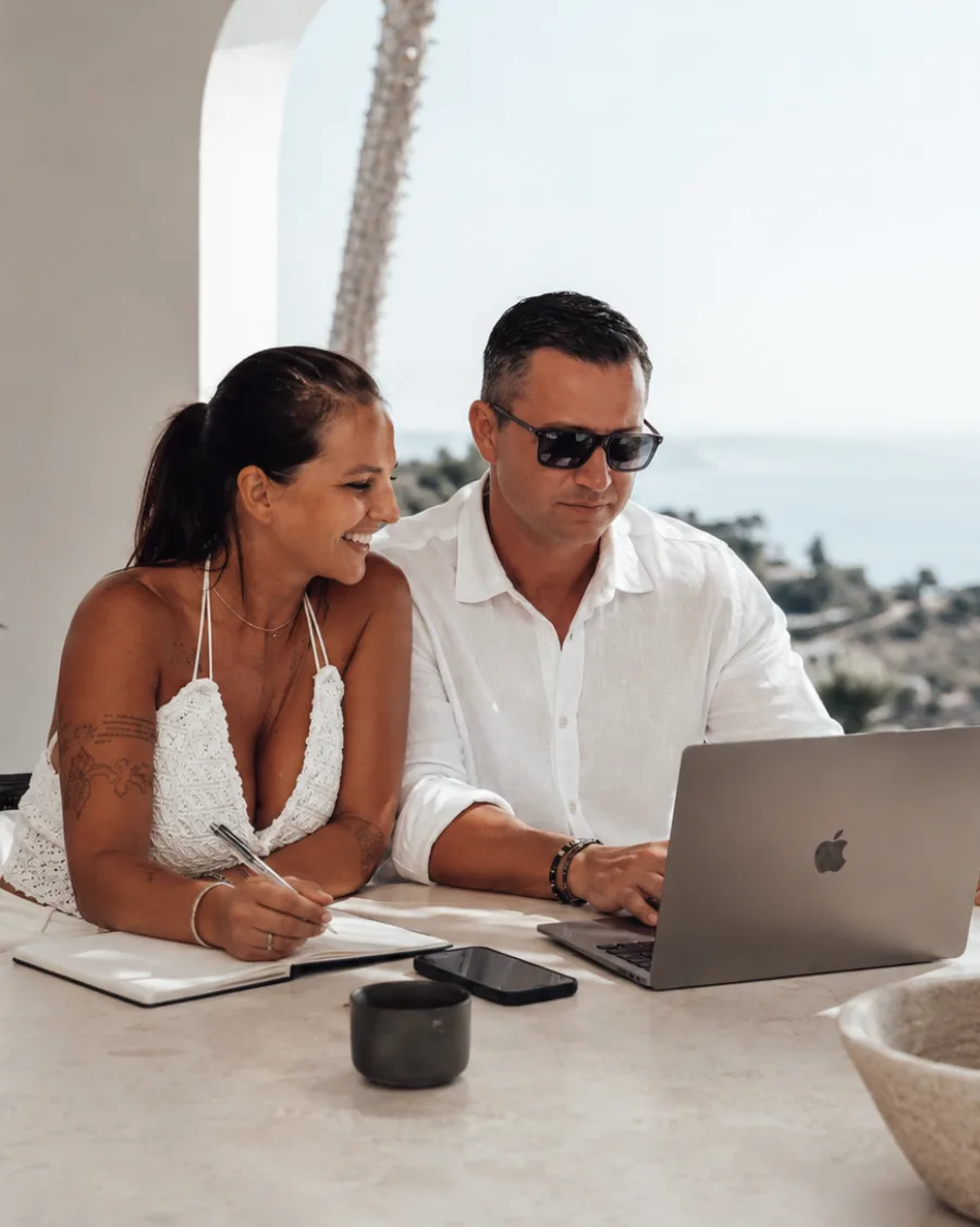 Das ModelHub-Team beim Aufbau einer Model-Website